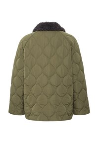 Giacca trapuntata verde oliva con un colletto scuro e texturizzato, e una vestibilità ampia con forme arrotondate sulla schiena. Senza chiusure visibili.