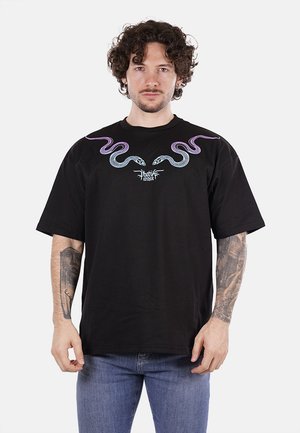 T-shirt nera a maniche corte con grafiche colorate di serpente sulle spalle e un logo centrale. Tessuto morbido con una vestibilità rilassata.