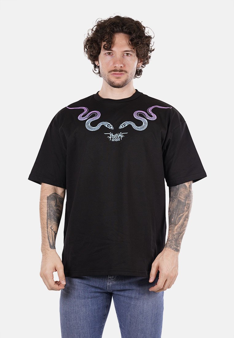 T-shirt nera a maniche corte con grafiche colorate di serpente sulle spalle e un logo centrale. Tessuto morbido con una vestibilità rilassata.