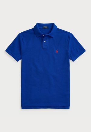 Sinine puuvillane polo särk, mis sisaldab klassikalist kraed, kolme nupuga kanga, lühikesi varrukaid ja väikest punast logo rinnaareaal.