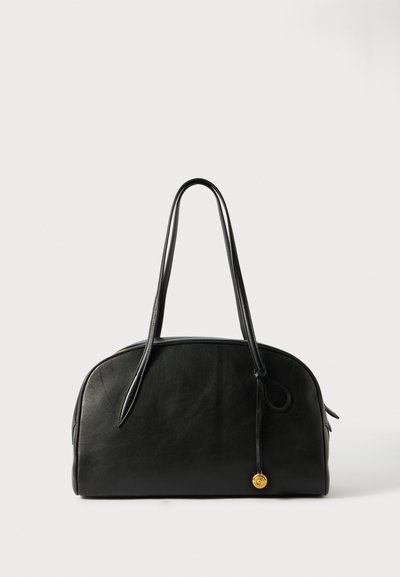 Sac à main en cuir noir de forme arrondie, avec deux longues poignées et un détail doré. Texture lisse avec des coutures minimes.