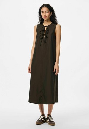 Robe noire sans manches avec un col rond et une ouverture en forme de clé; présente un détail de noeud à l'avant, une silhouette fluide et une texture lisse.