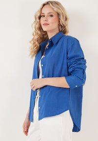 LELA LOOSE FIT - Button-down blouse - saxe blue