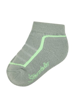 Grauer Knöchelsocken mit hellgrünen Streifen und dem eingestrickten Schriftzug "Starter" an der Seite, mit geripptem Bündchen.
