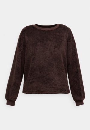 Bruine fleecetrui met textuur, lange mouwen, ronde hals en ribgebreide manchetten. Zachte afwerking en ontspannen pasvorm. Geen zichtbare patronen of accenten.