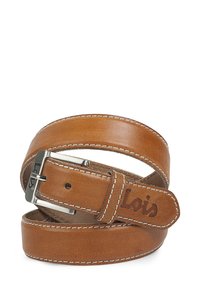 Cinturón de cuero color tostado con hebilla de metal plateado, costuras prominentes y detalle en relieve "Lois". Textura suave y diseño clásico.