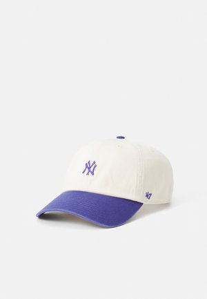 Cappellino da baseball in tessuto crème con visiera viola. Presenta un logo ricamato viola e un piccolo etichetta viola sul lato.