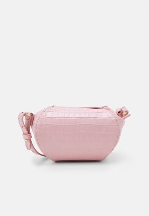 Pieni pinkki olkalaukku krokotiilikuviolla ja säädettävällä hihnalla, esitetty yksinkertaisella vaalealla taustalla.