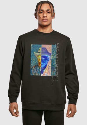 Svart hettegenser med et Van Gogh-portrettgrafikk i levende farger. Lange ermer, rund hals og ribbestrikkede mansjetter med en glatt tekstur.