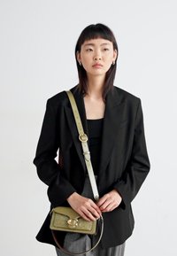 COACH PATENT SIGNATURE LEATHER TABBY SHOULDER BAG 20 - Håndtasker - moss