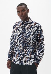 Camisa de manga larga con botones que presenta un patrón abstracto en azul, marrón y blanco. Confeccionada con un tejido ligero y suave, cuenta con un cuello esparcido.