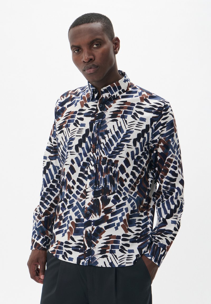Camisa de manga larga con botones que presenta un patrón abstracto en azul, marrón y blanco. Confeccionada con un tejido ligero y suave, cuenta con un cuello esparcido.