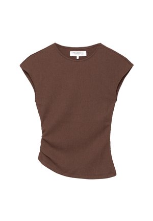 Hnědý žebrovaný top s krátkým rukávem a mírně zakřiveným spodním okrajem. Měkká textura a volný střih, který zahrnuje kulatý výstřih a minimální švy.
