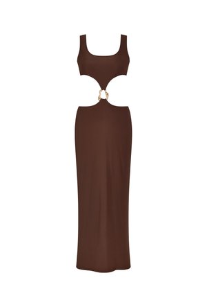 Braunes, ärmelloses Kleid mit einem Ausschnitt an der Taille, verbunden durch einen goldenen Gliederakzent. Glatte Textur und bodenlanges Design.