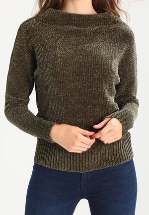 Pull en tricot côtelé vert olive avec un large décolleté bateau, des manches longues et un ourlet côtelé ajusté, fabriqué dans un tissu doux et texturé.