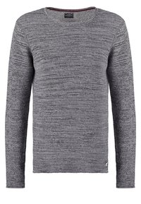 Suéter gris de punto con mangas largas y cuello redondo. Presenta una textura sutil y un pequeño logotipo de la marca en la parte inferior.