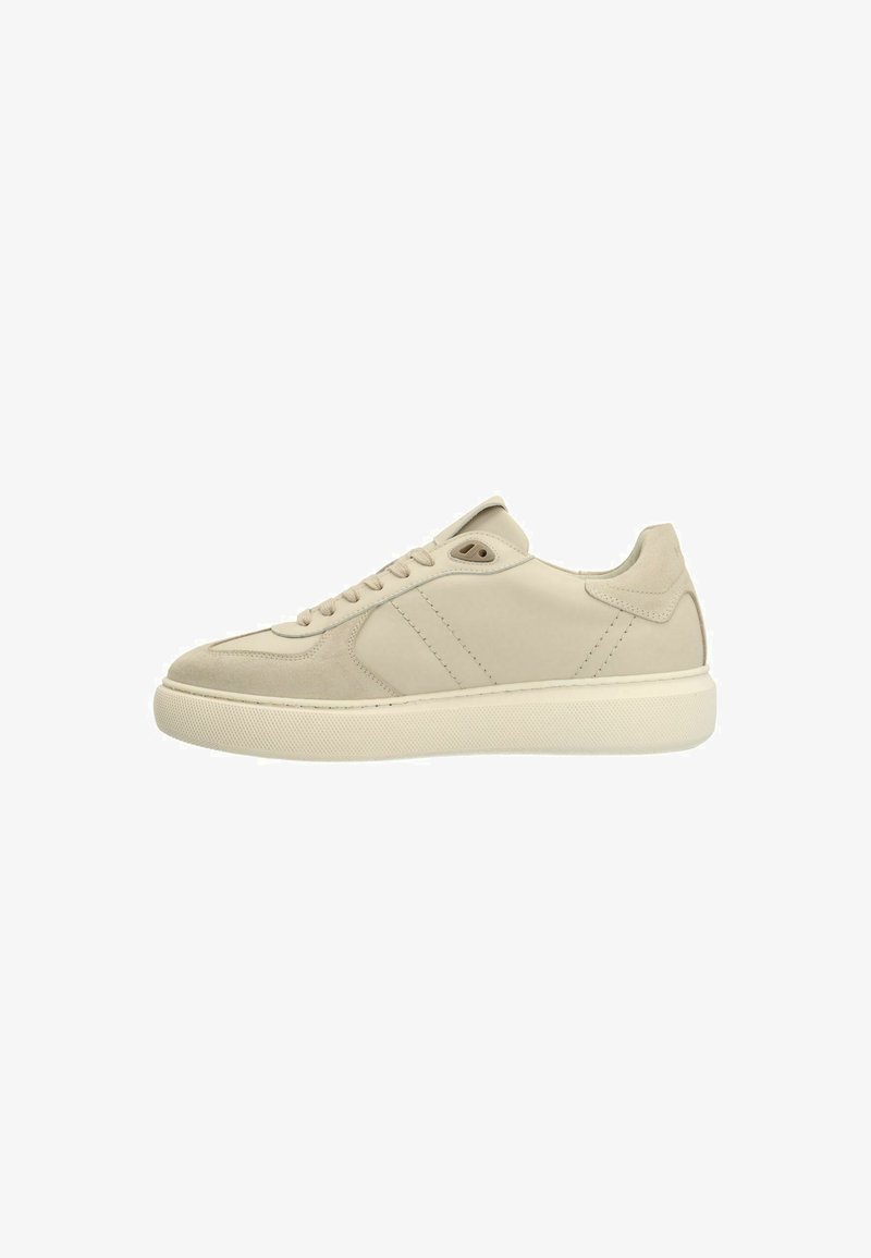 Beige Leder-Sneaker mit glatter Oberfläche, Schnürdesign, tonal abgestimmten Nähten und strukturierter Gummisohle. Minimalistische Ästhetik ohne bemerkenswerte Muster.
