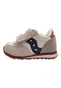 Sneaker per bambini in grigio e bianco, con una fascia in velcro, accenti blu navy, suede testurizzato e un logo rosso sul tallone.