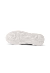 Suola di una sneaker, in gomma bianca con un motivo di presa testurizzato che presenta design circolari e lineari per trazione e durata.