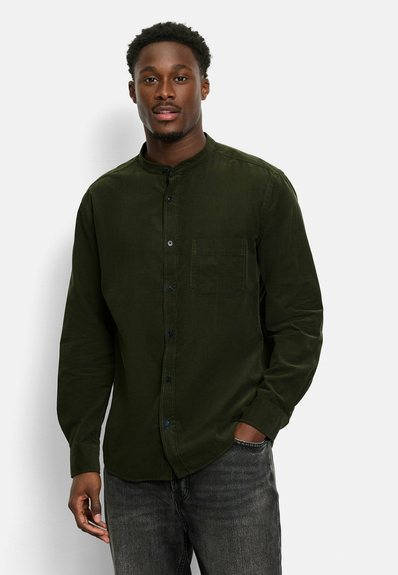 Dunkelgrünes Langarmhemd mit Stehkragen, Knopfverschluss und einer Brusttasche. Der Stoff wirkt strukturiert und lässig.