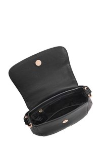 Sac à dos en cuir noir avec une forme arrondie, fermeture à rabat, quincaillerie en or rose et une poche zippée à l'intérieur. Surface texturée.