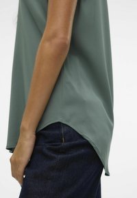 Vero Moda VMBELLA SS  NOOS - T-shirt basic - dark forest