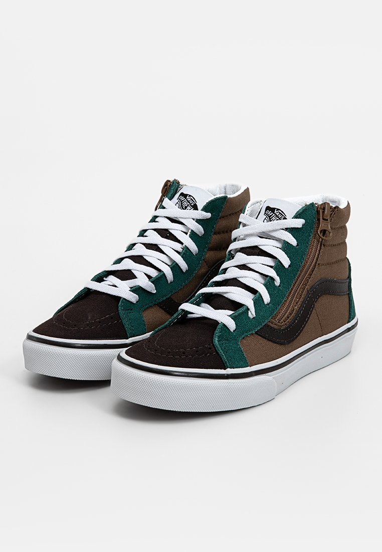 Baskets hautes Vans de couleur marron, noir et vert, avec des lacets et des semelles blanches, dotées de zips latéraux et du logo Vans sur la languette.