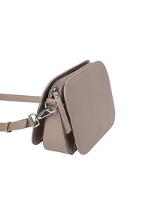 Borsa a tracolla in pelle grigia con forma rettangolare, dotata di chiusura con cerniera e tracolla regolabile per un trasporto sicuro.