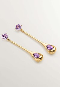 Pendientes de oro con una gema rectangular lavanda en la parte superior y una gema en forma de lágrima lavanda en la parte inferior. Acabado suave y brillante.