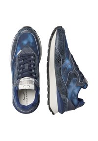 Sneakers blu con un design in materiali misti, caratterizzati da una finitura screpolata testurizzata, colletto imbottito e suola in gomma nera.