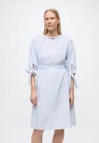 Φόρεμα με ανοιχτό μπλε ρίγες, με κορδόνι στο λαιμό, ζώνη στη μέση και κοντά μανίκια με ανοίγματα και κορδόνια. Λείο ύφασμα, μήκος μέχρι το γόνατο.