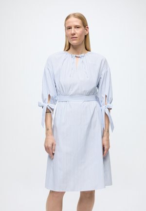 BELTED SHIRT DRESS - Robe de jour - white/blue