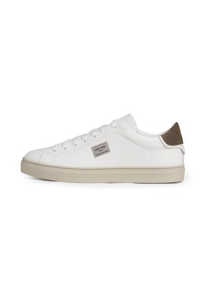 Sneaker in pelle bianca a taglio basso con suola beige, design con lacci, linguetta del tallone in camoscio marrone e piccola etichetta rettangolare sul lato.