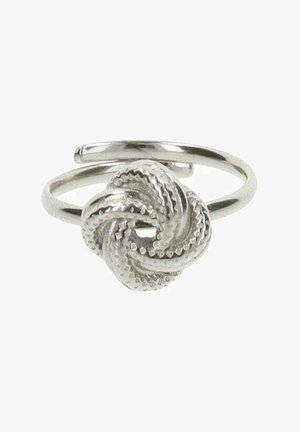 Anillo de metal plateado con un diseño de nudo retorcido. Banda lisa con detalle de nudo texturizado, creando una apariencia dimensional.