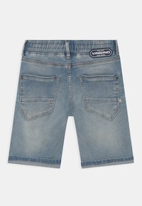 Světlé modré denimové šortky s elastickým pasem, dvěma zadními kapsami a značkovou nášivkou na pase. Klasický pětikapsový design.