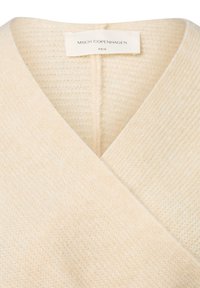 Beige Strick-Wickeloberteil mit tiefem V-Ausschnitt und strukturiertem Stoff. Hat ein Etikett mit der Aufschrift "MSCH COPENHAGEN XS/S" am Ausschnitt.