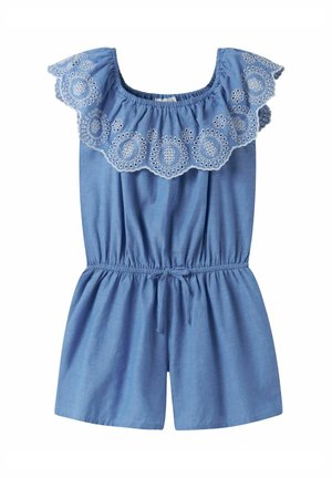 Kék ujjatlan overál, rugalmas derékrésszel és fehér virágos lyukacsos hímzéssel az vállról lelógó fodros nyakkivágás mentén.