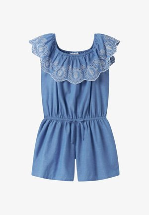 Mėlynas be rankovių kombinezonas su elastinga juosmens dalimi ir baltu gėlių išsiuvinėjimu su skylutėmis palei nuo peties krentančią raukšlėtą apykaklę.