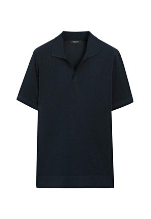 Polo shirt blu navy realizzato in tessuto morbido, caratterizzato da un colletto classico, maniche corte e un design con orlo dritto.