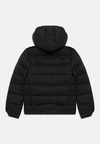 Fekete, kapucnis pufferek jacket, steppelt mintával, rugalmas mandzsettákkal, sima textúrával. Egyszerű hátulja van, látható hardver vagy díszítés nélkül.