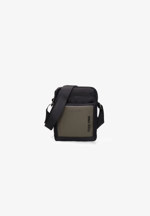 Borsa messenger nera con un pannello frontale verde, tasche con zip, cinturino regolabile e dettagli testuali sul davanti. Materiale resistente con una forma squadrata.