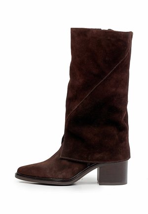 Botte mi-mollet en daim marron foncé avec bout pointu et talon carré, présentant des coutures diagonales discrètes sur le côté extérieur.