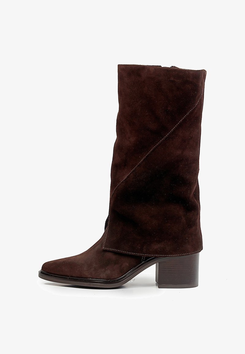 Botte mi-mollet en daim marron foncé avec bout pointu et talon carré, présentant des coutures diagonales discrètes sur le côté extérieur.
