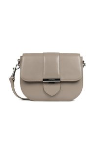 Borsa a tracolla in pelle beige con chiusura a pattina, hardware in ottone argentato e tracolla rimovibile su sfondo bianco.