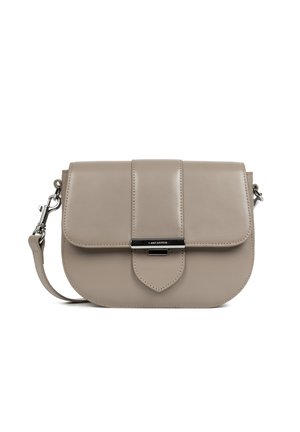 Borsa a tracolla in pelle beige con chiusura a pattina, hardware in ottone argentato e tracolla rimovibile su sfondo bianco.