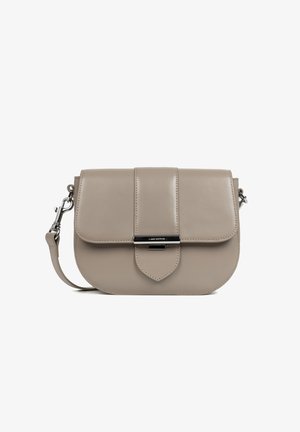 Borsa a tracolla in pelle beige con chiusura a pattina, hardware in ottone argentato e tracolla rimovibile su sfondo bianco.