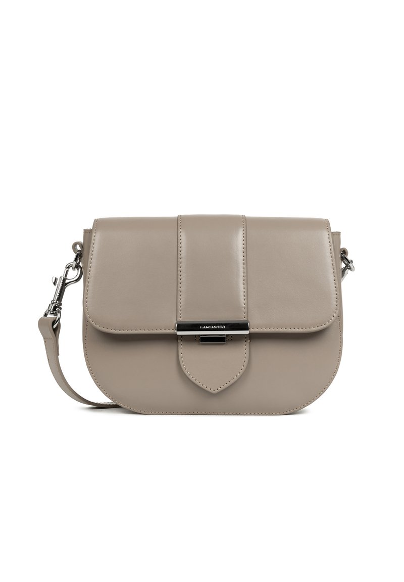 Borsa a tracolla in pelle beige con chiusura a pattina, hardware in ottone argentato e tracolla rimovibile su sfondo bianco.