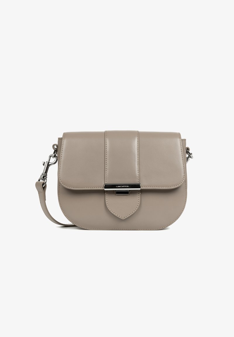 Borsa a tracolla in pelle beige con chiusura a pattina, hardware in ottone argentato e tracolla rimovibile su sfondo bianco.