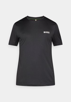 Czarny, krótkawy t-shirt wykonany z gładkiego materiału. Na lewej piersi znajduje się małe białe logo „BOSS”. Klasyczny, okrągły dekolt.