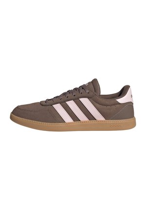 Brun Adidas sneaker med hvide tre striber på siden, gummisål og snørelukning, vist i profil.